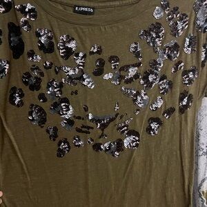 Olive green top- like new